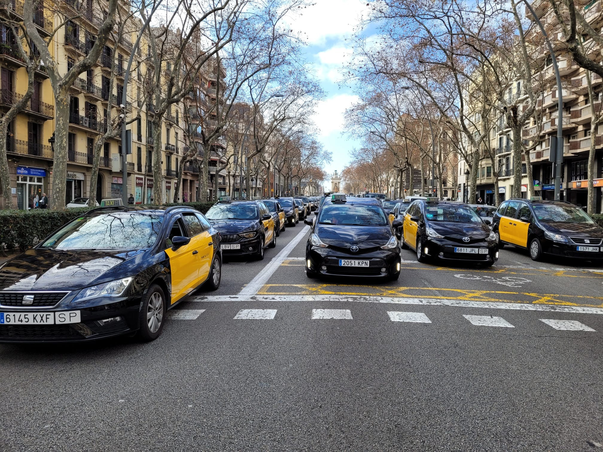 Grupo de taxis colapsan el centro de Barcelona hace unas semanas / METRÓPOLI