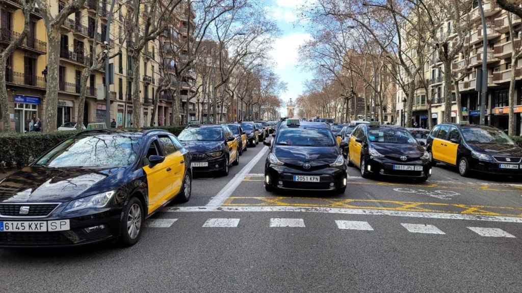 Grupo de taxis colapsan el centro de Barcelona hace unas semanas / METRÓPOLI