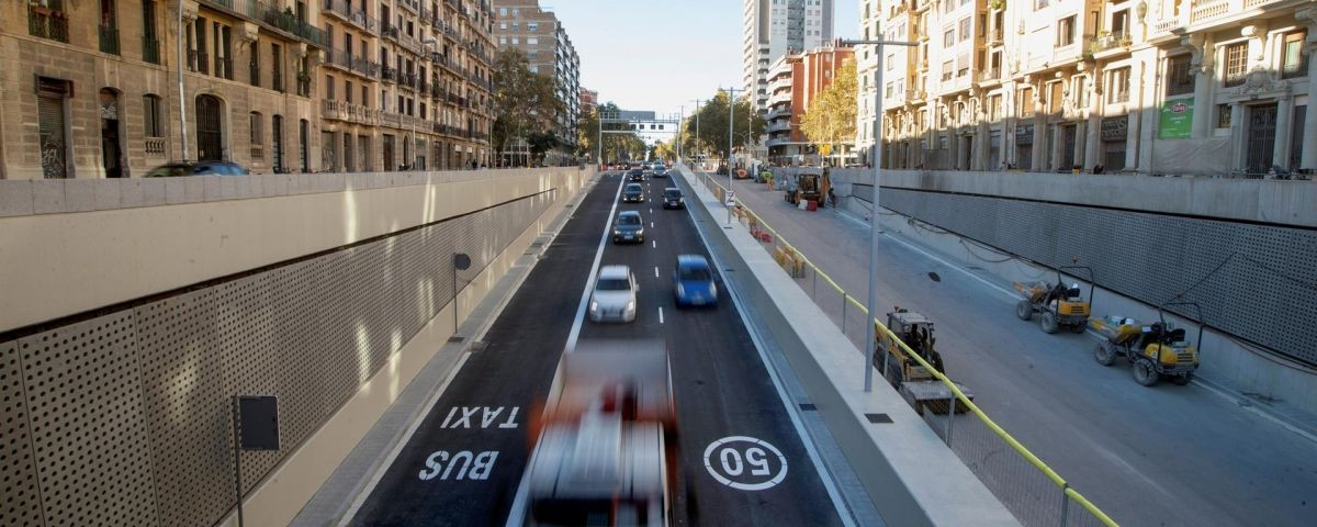 Vehículos circulando por el túnel de Glòries / EFE