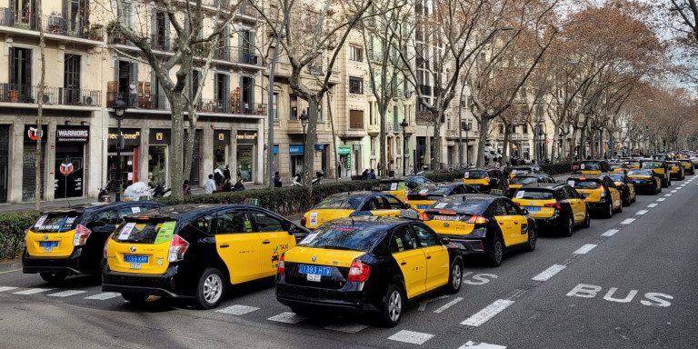 Centenar de taxis colapsando la Gran Via de Barcelona contra los VTC / METRÓPOLI