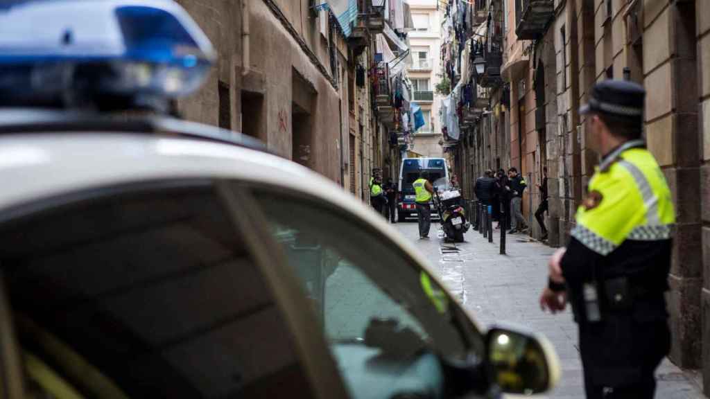 Mossos d'Esquadra y Guardia Urbana en una imagen de archivo de una operación contra los narcopisos / EFE