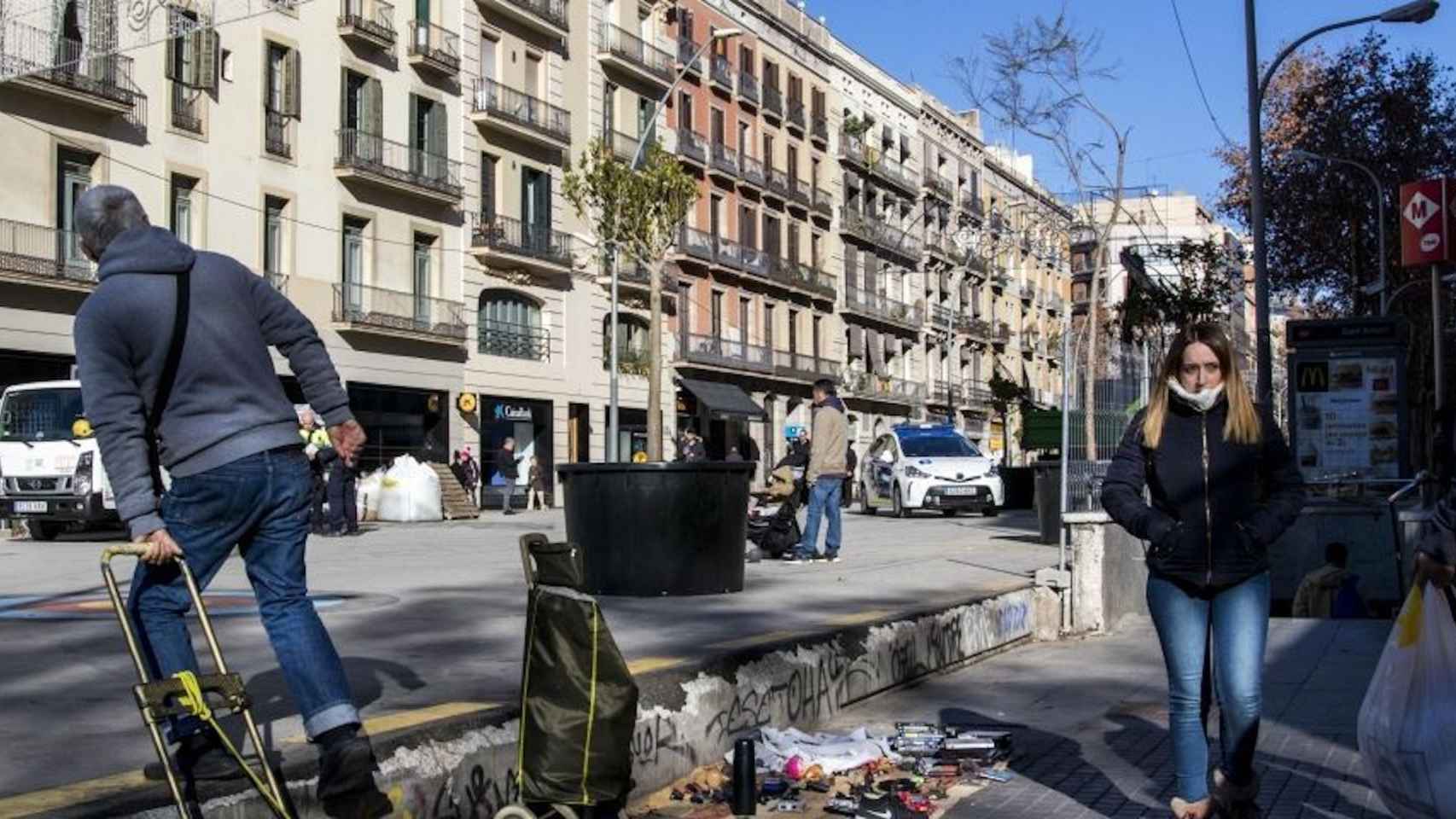 La losa de la ronda de Sant Antoni / METRÓPOLI - HUGO FERNÁNDEZ