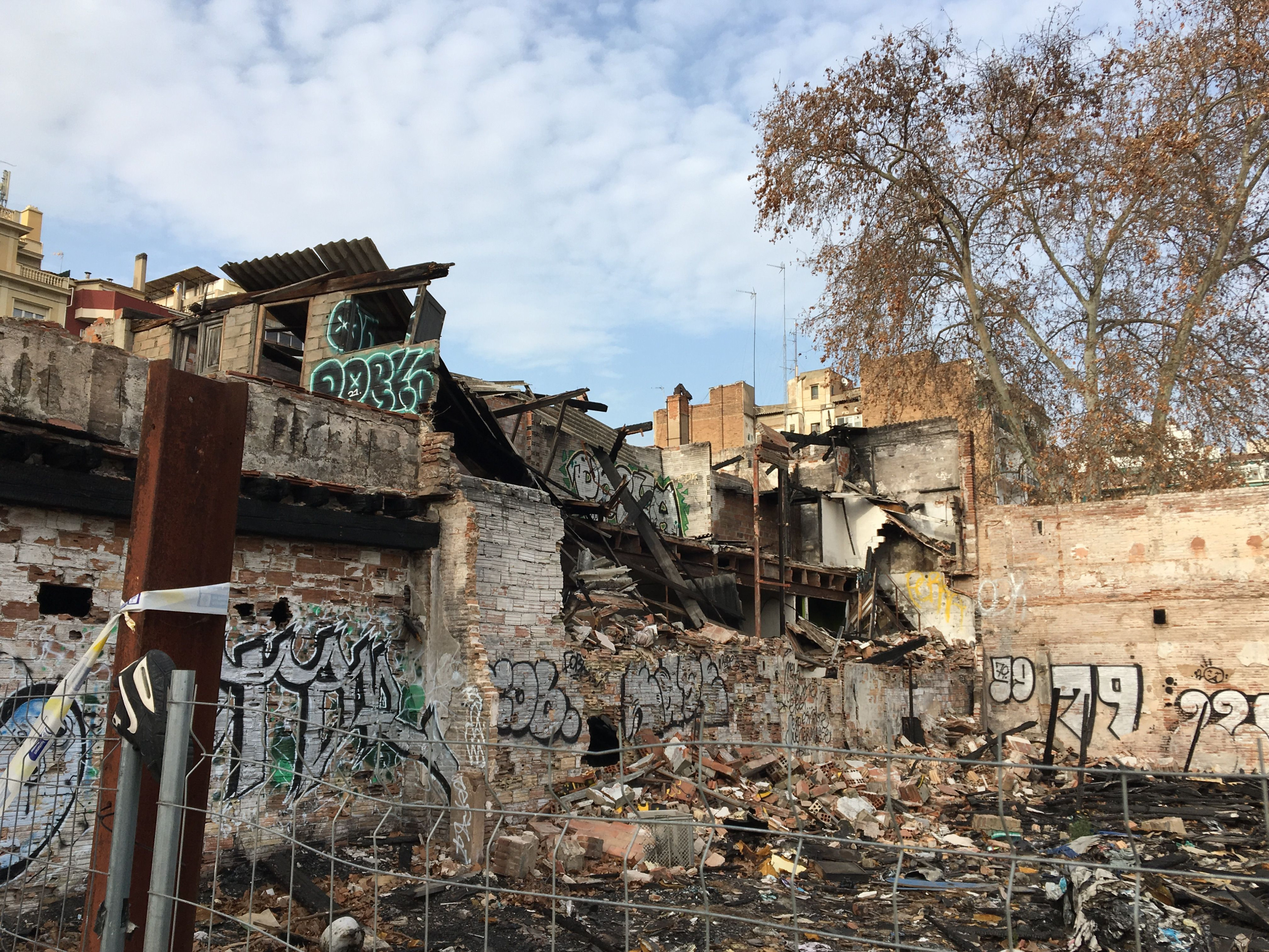 Construcción con amianto destrozada junto a los centros educativos de Glòries / METRÓPOLI - RP