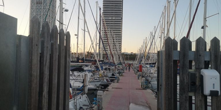 Entrada de un pantalán del Port Olímpic / GUILLEM ANDRÉS