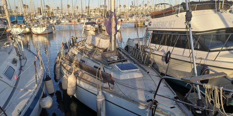 Velero amarrado en el Port Olímpic de Barcelona / GUILLEM ANDRÉS