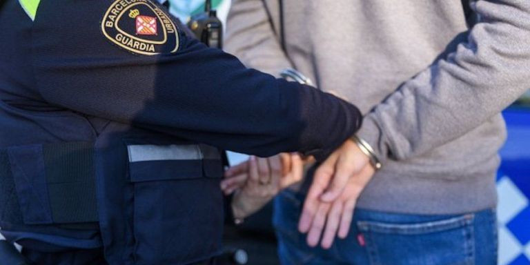 Un arresto por parte de la Guardia Urbana de Barcelona / TWITTER GUARDIA URBANA