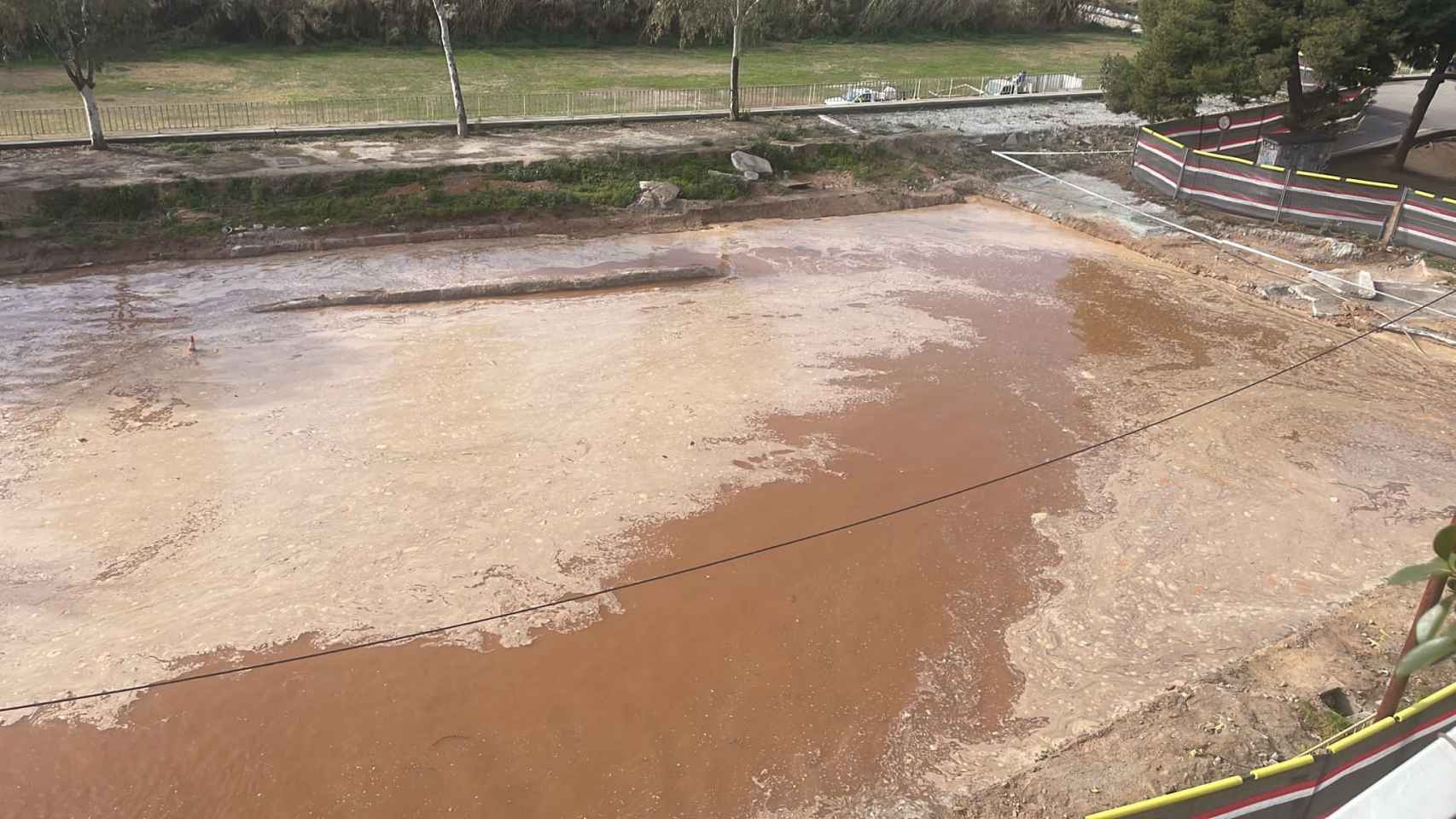 Una espectacular fuga de agua inunda la Rambleta de Sant Adrià / CEDIDA