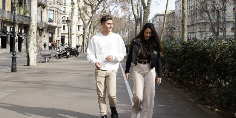 Jordi Rodríguez y su hermana Melani Rodríguez en la Gran Via de Barcelona / LENA PRIETO