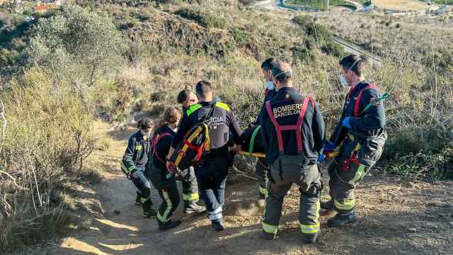 Los equipos de emergencia en el rescate de la mujer este jueves / GUARDIA URBANA