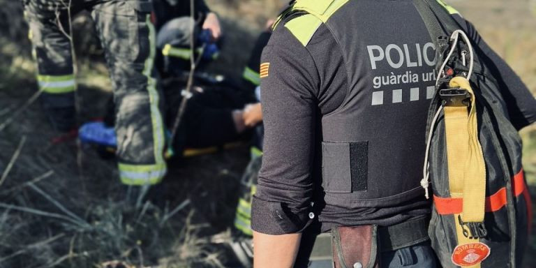 La Guardia Urbana y los Bomberos en el rescate de una mujer en Mundet / CEDIDA