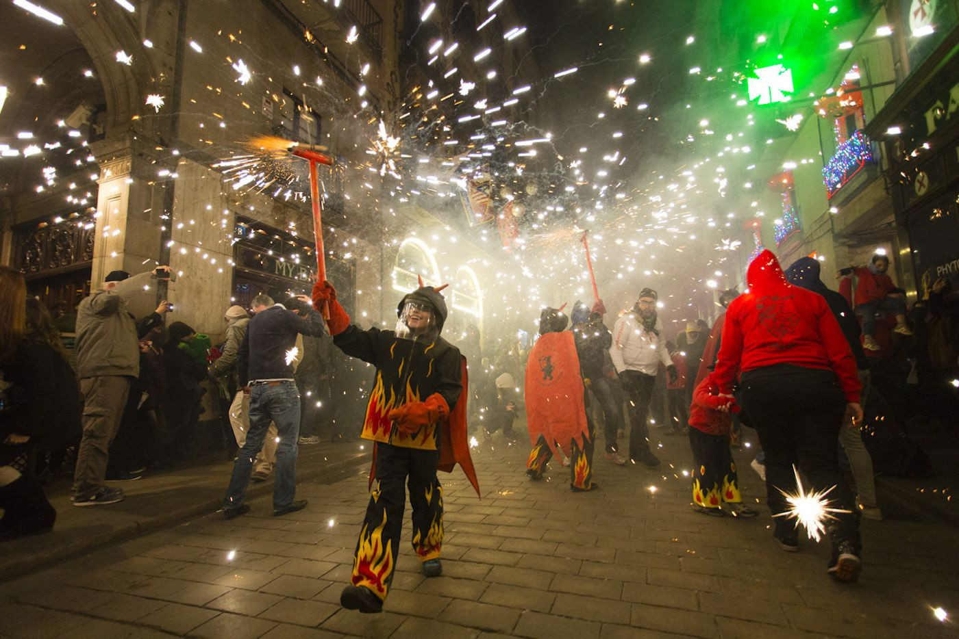 Un niño disfruta de una de las actividades gratis de las fiestas de Santa Eulàlia en Barcelona / AJUNTAMENT DE BARCELONA