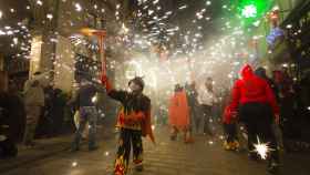 Un niño disfruta de una de las actividades gratis de las fiestas de Santa Eulàlia en Barcelona / AJUNTAMENT DE BARCELONA