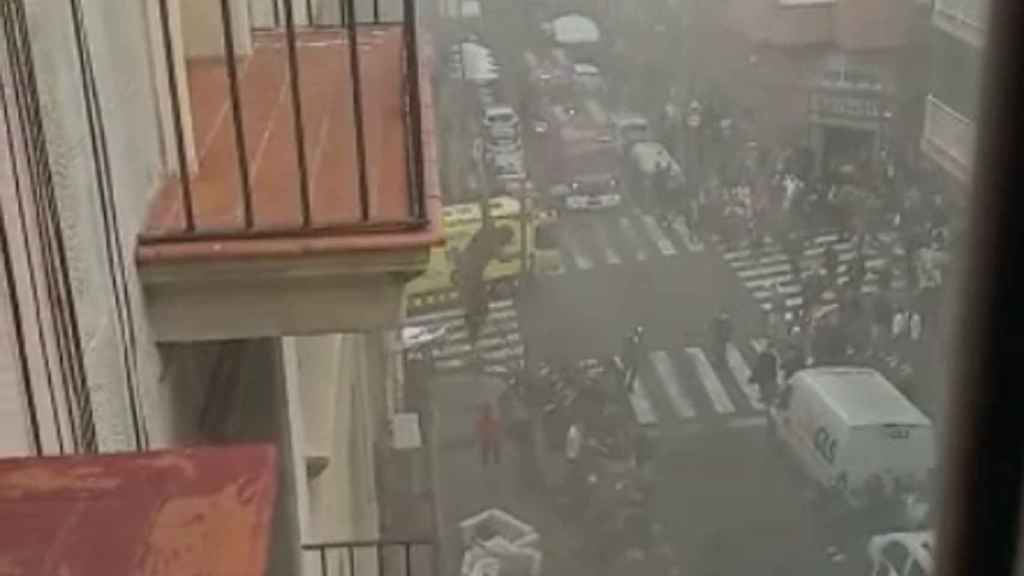 Una persona salta desde la habitación del hotel para escapar del fuego en Barcelona / METRÓPOLI