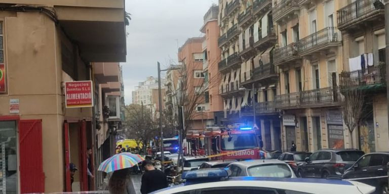 Guardia Urbana y bomberos en la calle de Nou de la Rambla / METRÓPOLI