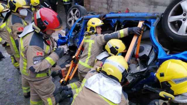 Vehículo accidentado tras caer por un puente / BOMBERS