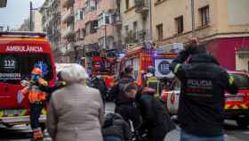 Sanitarios y policías a la entrada del Hotel Coronado de Nou de la Rambla de Barcelona / EUROPA PRESS