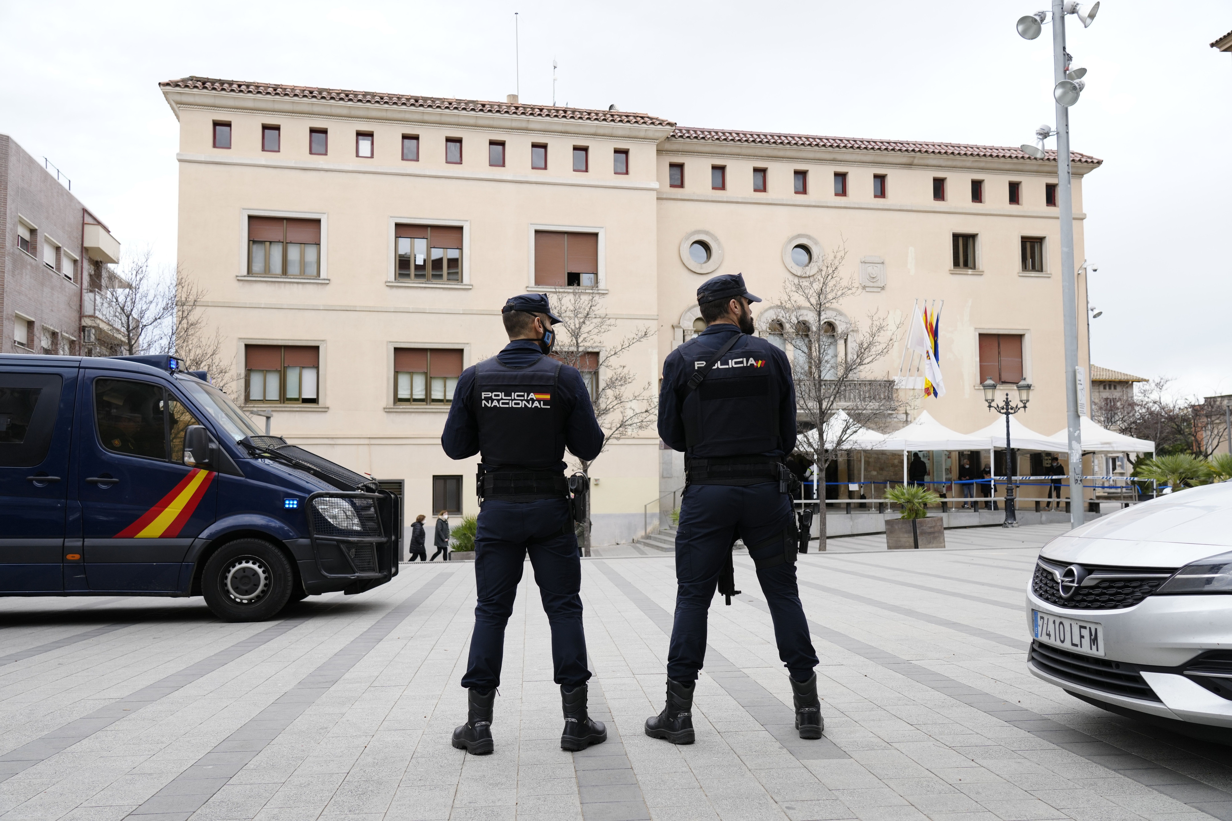 Agentes de la Policía Nacional enfrente del Ayuntamiento de Cornellà de Llobregat / EFE