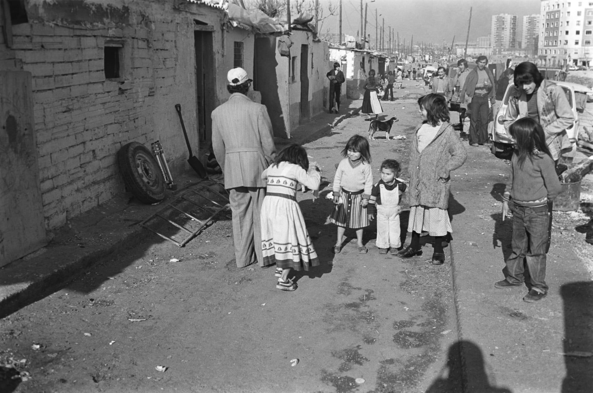 Una de las calles entre barracas de la Perona / ESTEVE LUCERÓN - AFB