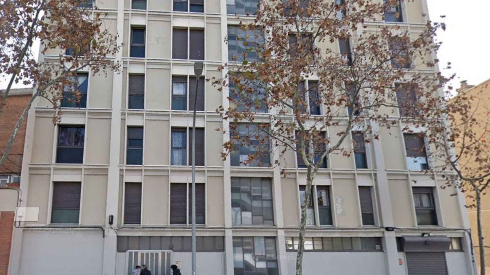 Edificio de Sabadell donde se ha desalojado a 45 vecinos por riesgo de electrocución / GOOGLE MAPS