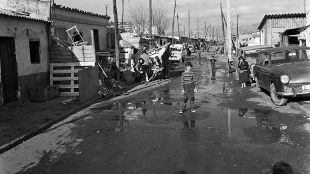 Un niño gitano camina solo por una de las calles de barracas de la Perona / ESTEVE LUCERÓN - AFB