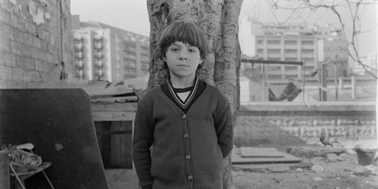 Un niño gitano posa para Lucerón en La Perona / ESTEVE LUCERÓN - AFB