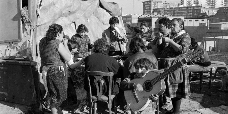 Familia gitana comiendo y tocando la guitarra en el antiguo barrio de La Perona / ESTEVE LUCERÓN - AFB