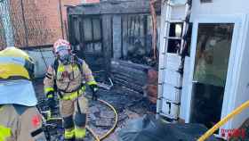 Bomberos trabajando en el incendio de una terraza en Gavà / BOMBERS DE LA GENERALITAT