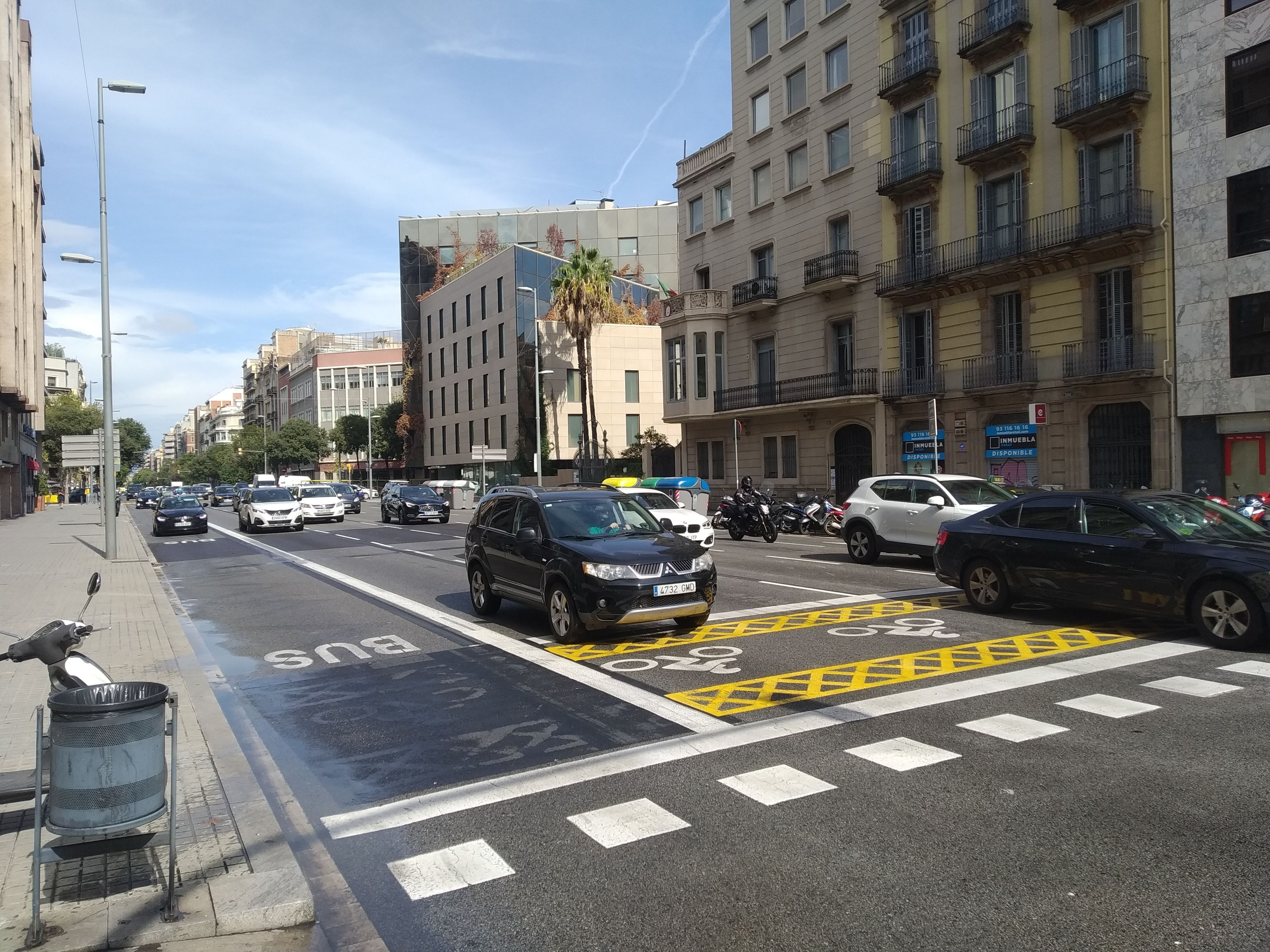 Coches circulando por la calle de Aragó de Barcelona / METRÓPOLI - JORDI SUBIRANA