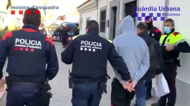 Uno de los arrestados durante un operativo policial conjunto en Can Peguera / GUARDIA URBANA