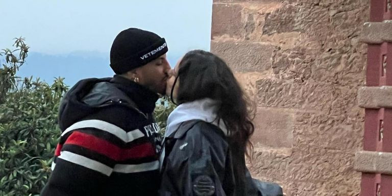 Rauw Alejandro y Rosalía dándose un beso en el jardín de la mansión / INSTAGRAM