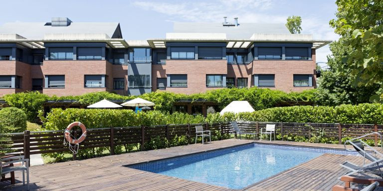 Vista de la piscina exterior de la Residencia Sant Cugat del Vallès / ORPEA