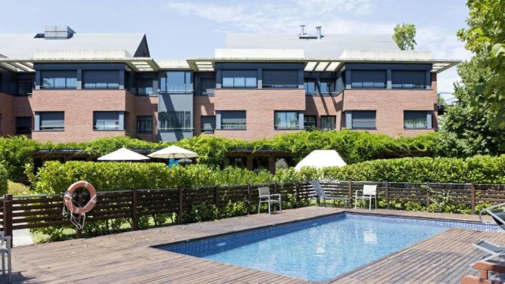 Vista de la piscina exterior de la Residencia Sant Cugat del Vallès / ORPEA