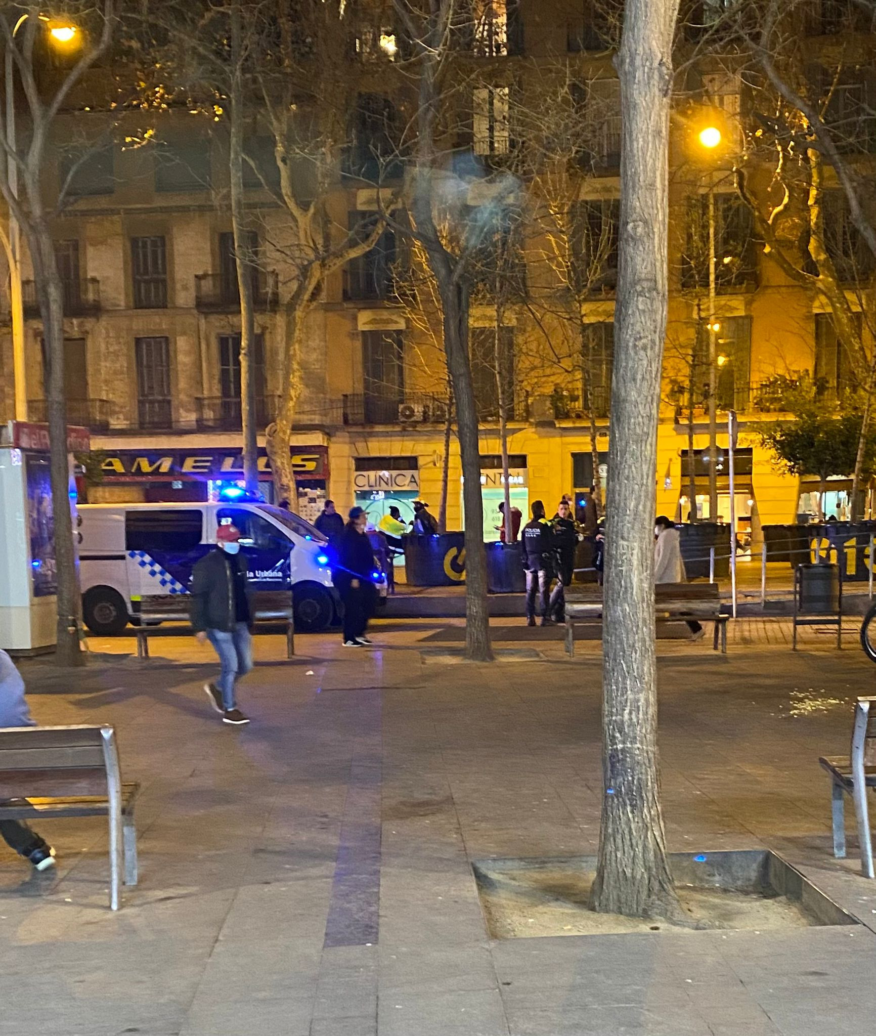Agentes de la Guardia Urbana en la ronda de Sant Antoni / PLATAFORMA D'AFECTATS PER LA LLOSA DE SANT ANTONI