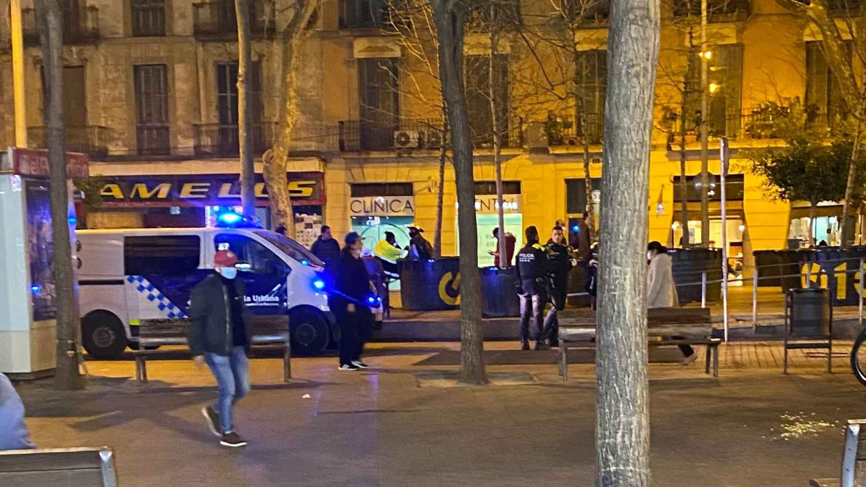 Agentes de la Guardia Urbana en la ronda de Sant Antoni / PLATAFORMA D'AFECTATS PER LA LLOSA DE SANT ANTONI