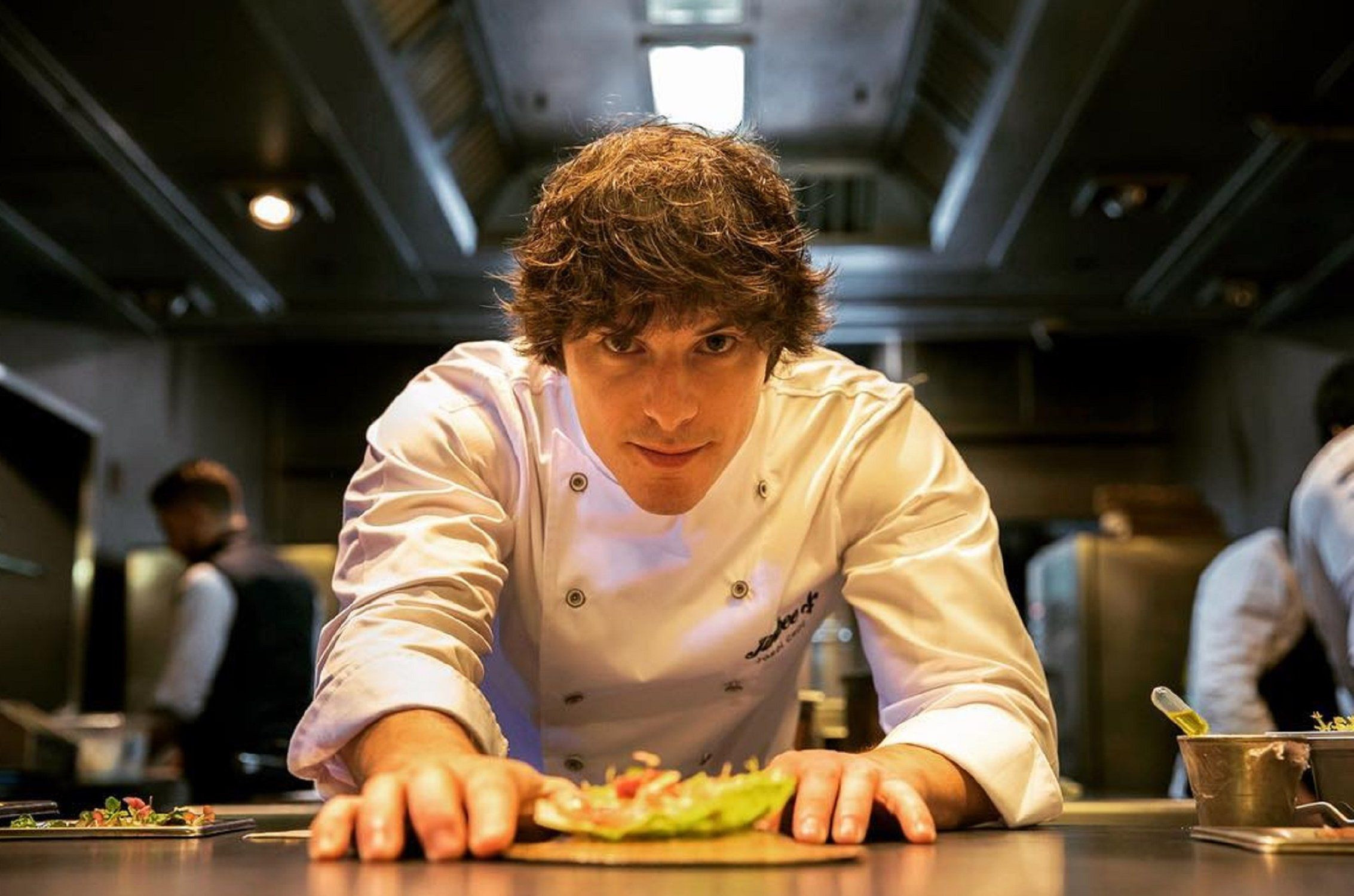 El chef barcelonés Jordi Cruz presentando un plato