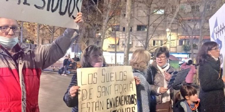 Vecinos y entidades ecologistas enseñan carteles con mensajes reivindicativos / TWITTER