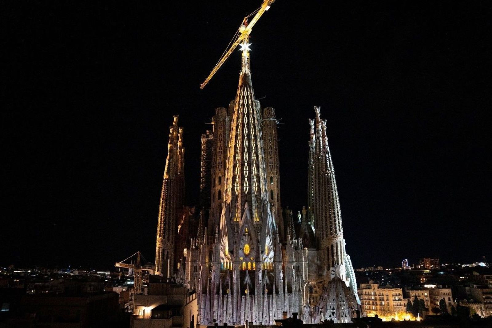 Estrella iluminada de la Sagrada Família de Barcelona / PAU VENTEO - EUROPA PRESS