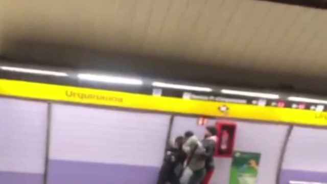 Captura de pantalla de la salvaje pelea en la L5 del metro de Barcelona / BCNLEGENDS