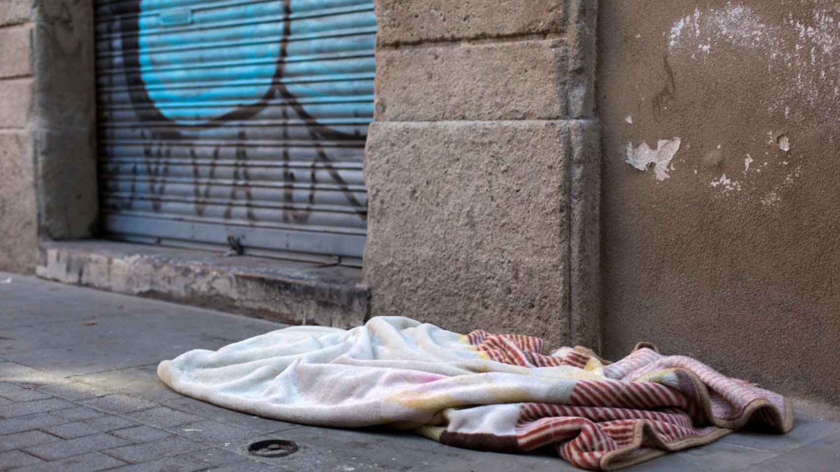 Una manta de una persona sin hogar en Barcelona