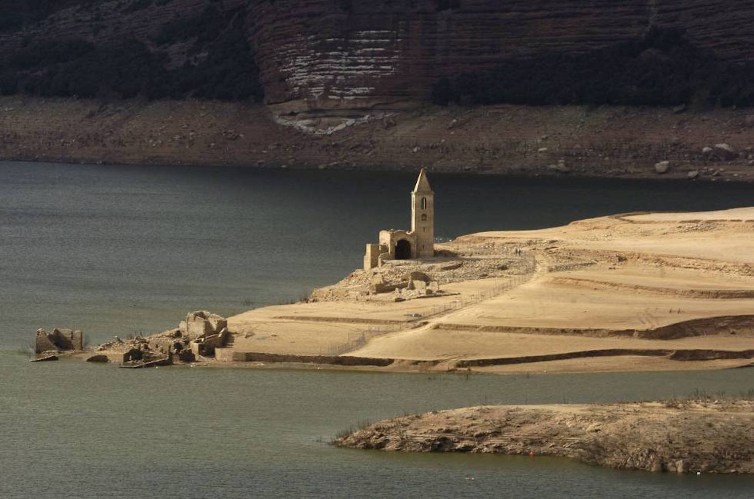 El pantano de Sau, bajo mínimos durante la gran sequía del año 2008 / EFE