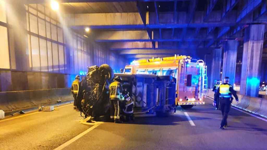 Una furgoneta vuelca y el conductor da positivo en alcohol y drogas / GUARDIA URBANA