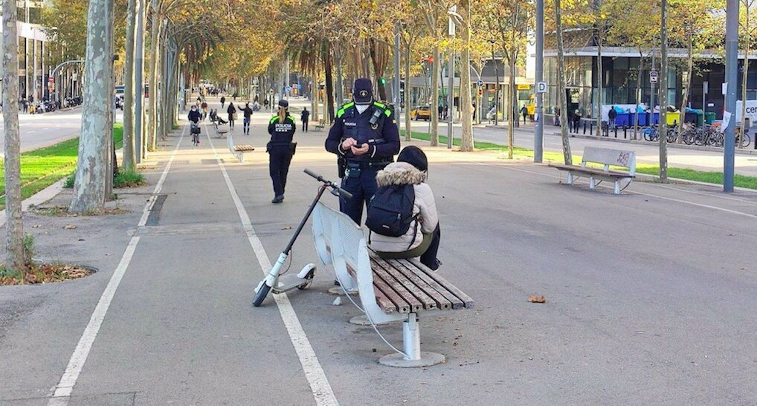 La Guardia Urbana multa a una usuaria de patinete eléctrico en Barcelona / EUROPA PRESS