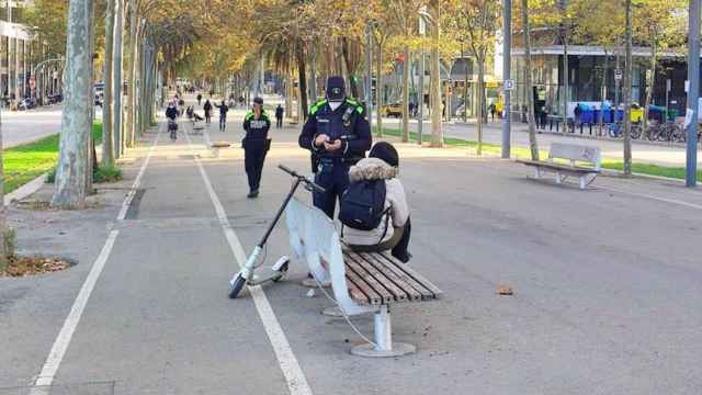 La Guardia Urbana multa a una usuaria de patinete eléctrico en Barcelona