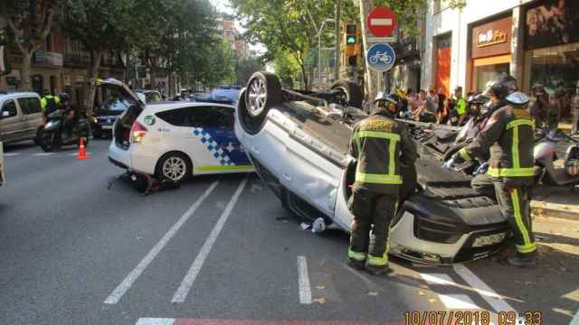 Imagen de archivo de un accidente de coche en el Eixample de Barcelona en 2018 / GUARDIA URBANA