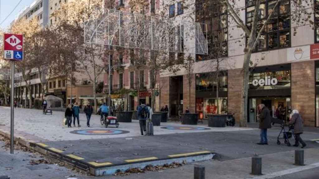 La losa de la ronda de Sant Antoni, que vecinos y comerciantes quieren fuera / METRÓPOLI - HUGO FERNÁNDEZ