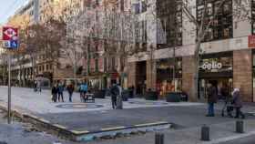 La losa de la ronda de Sant Antoni, que vecinos y comerciantes quieren fuera / METRÓPOLI - HUGO FERNÁNDEZ