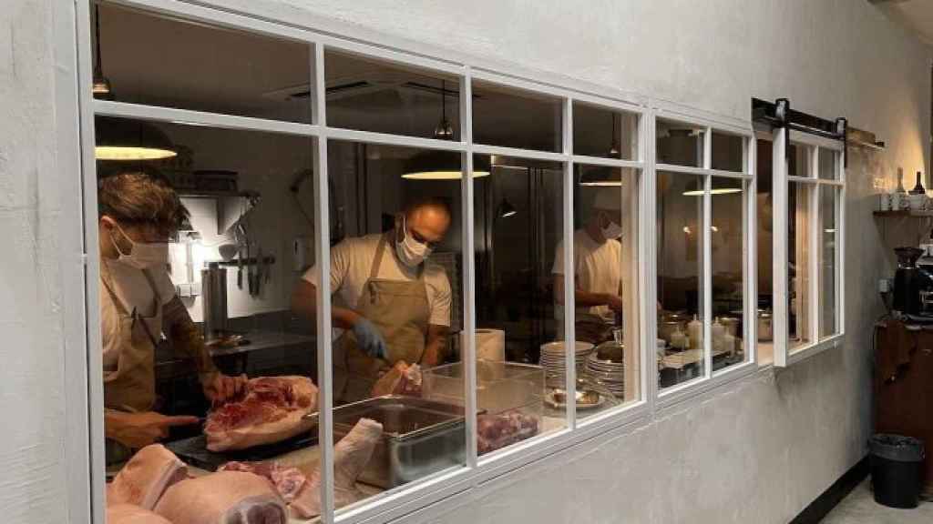 Cocineros a través de un ventanal de uno de los restaurantes de Sartoria Panatieri