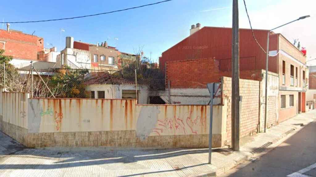 Detrás de este muro está la casa donde apareció el cadáver de un hombre asesinado a golpes / GOOGLE STREET VIEW