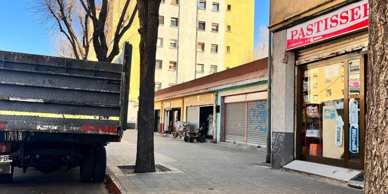 Carros de chatarra en la calle de Córdova de Badalona / METRÓPOLI