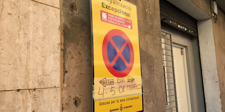 Cartel que marca la prohibición de estacionar por los trabajos de implementación del área verde / METRÓPOLI - RP